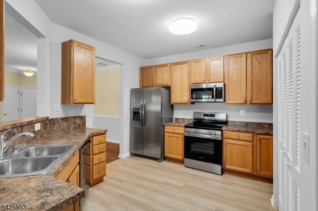 2 Steele Pl 202, Hillsborough Twp., NJ 08844