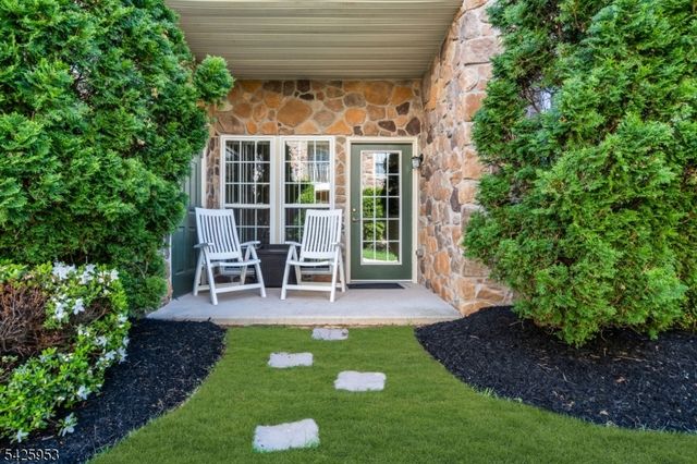 2 Steele Pl 202, Hillsborough Twp., NJ 08844