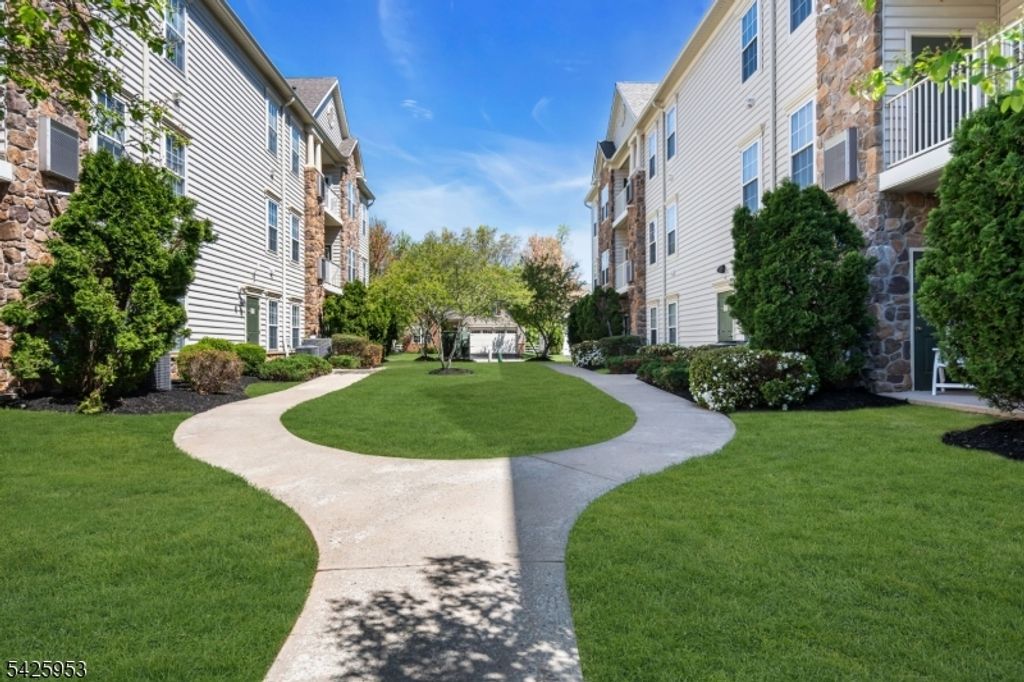 2 Steele Pl 202, Hillsborough Twp., NJ 08844