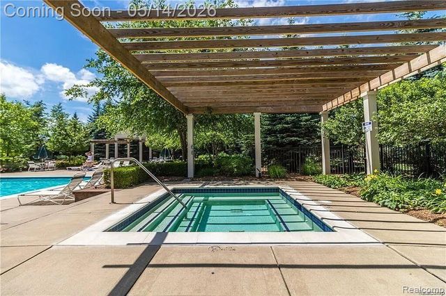 12201 Chesapeake Circle, Walled Lake, MI 48390