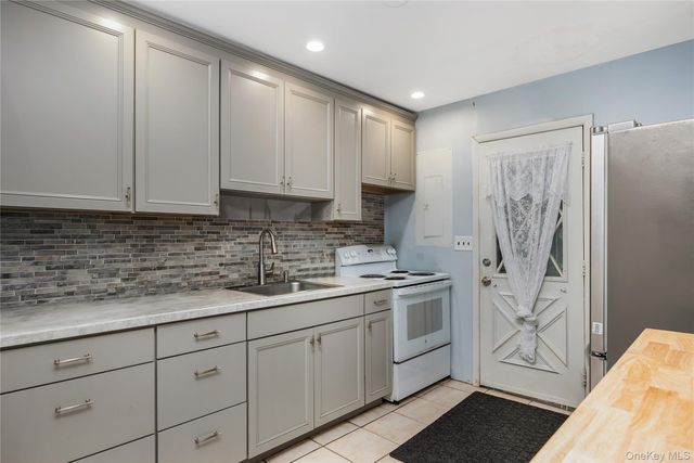 53 Primrose Lane, Levittown, NY 11756