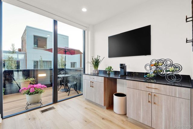 246 Edmund Place, Detroit, MI 48201