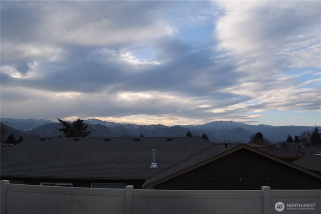 1363 Boulder Loop, East Wenatchee, WA 98802