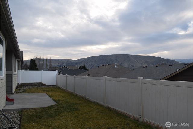 1363 Boulder Loop, East Wenatchee, WA 98802