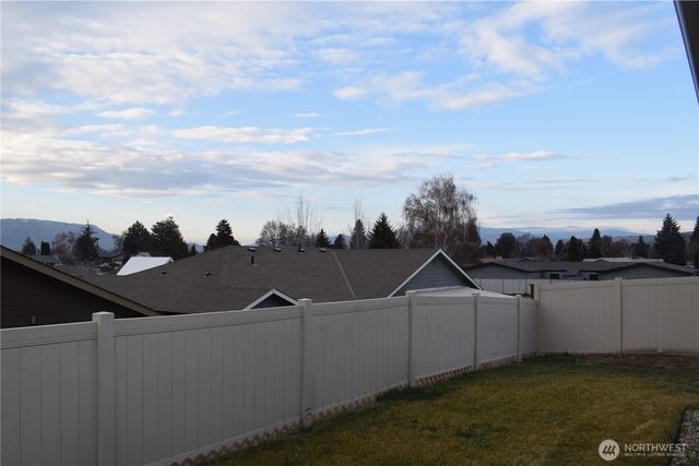 1363 Boulder Loop, East Wenatchee, WA 98802