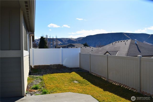 1363 Boulder Loop, East Wenatchee, WA 98802