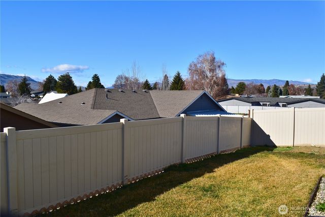 1363 Boulder Loop, East Wenatchee, WA 98802
