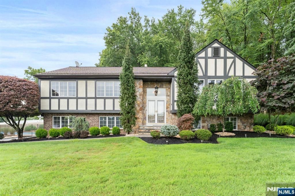 63 Summit Avenue, Fairfield, NJ 07004