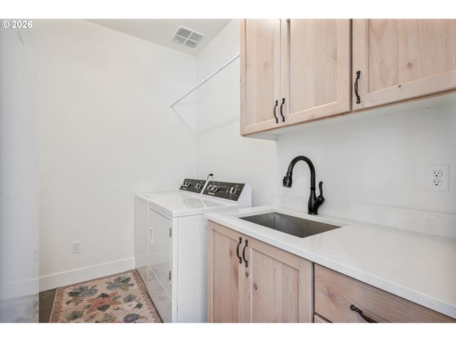 1013 N BODINE Rd, Kelso, WA 98626