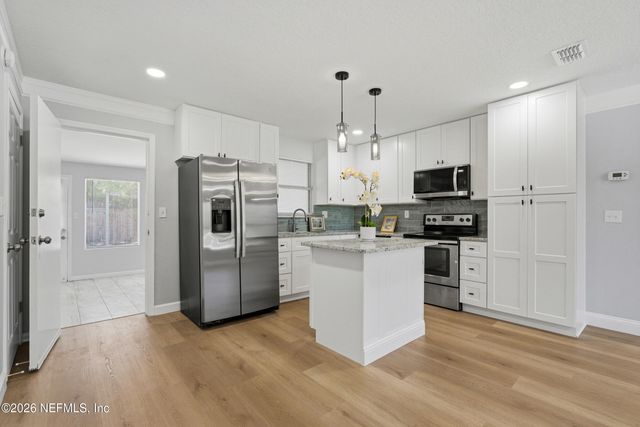 7925 PRAVER Drive E, Jacksonville, FL 32217