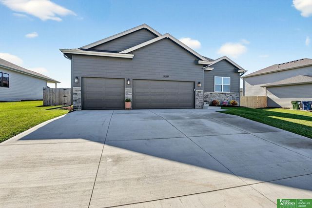 11709 Port Royal Drive, Papillion, NE 68046