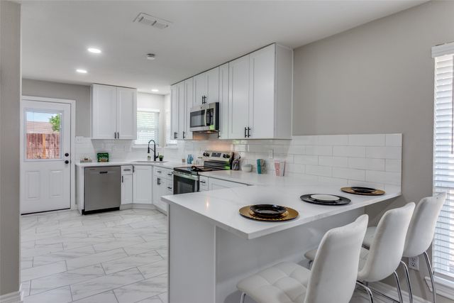 1609 Avenue B, Grand Prairie, TX 75051