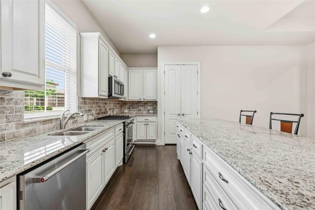 204 Delfino CIR, Lakeway, TX 78734