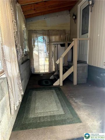 6 Indian Trail, Wind Gap Boro, PA 18091