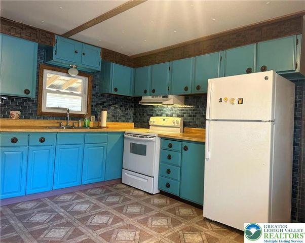 6 Indian Trail, Wind Gap Boro, PA 18091