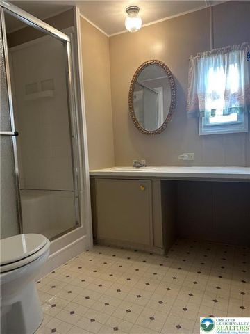 6 Indian Trail, Wind Gap Boro, PA 18091