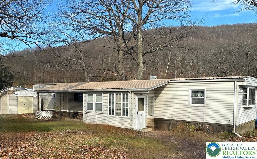 6 Indian Trail, Wind Gap Boro, PA 18091