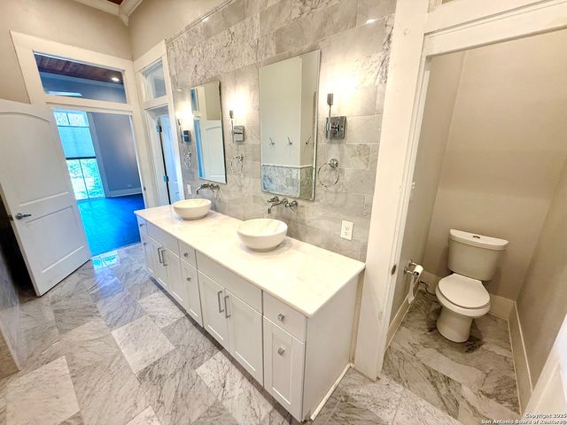 804 Dawson, San Antonio, TX 78202