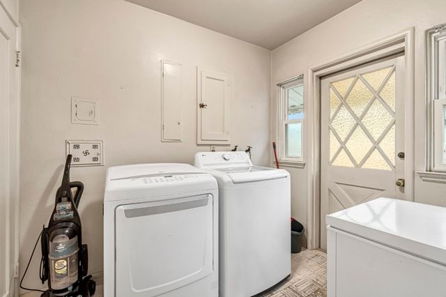 215 E Clinton Ave, Fresno, CA 93704