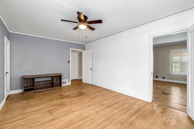 215 E Clinton Ave, Fresno, CA 93704