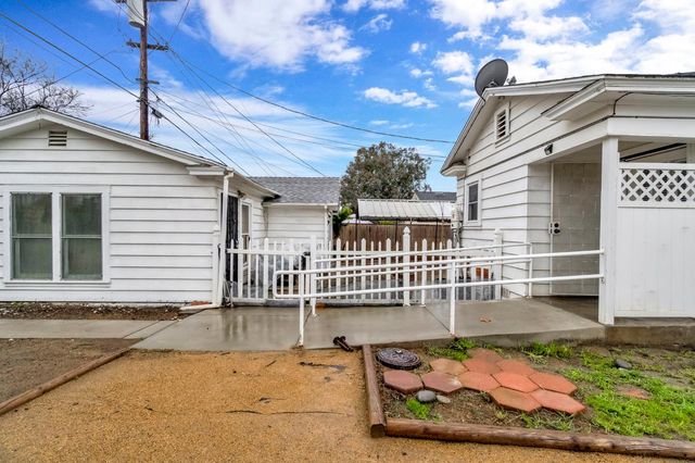 215 E Clinton Ave, Fresno, CA 93704
