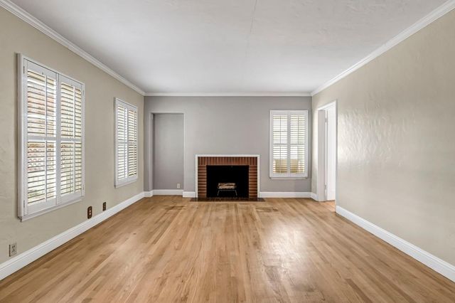 215 E Clinton Ave, Fresno, CA 93704