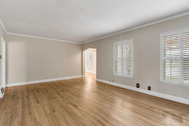 215 E Clinton Ave, Fresno, CA 93704