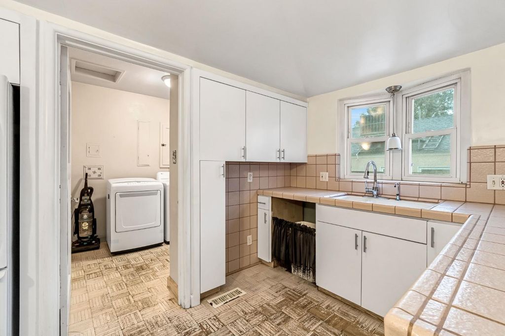 Image 11 of property listing at 215 E Clinton Ave, Fresno, CA 93704