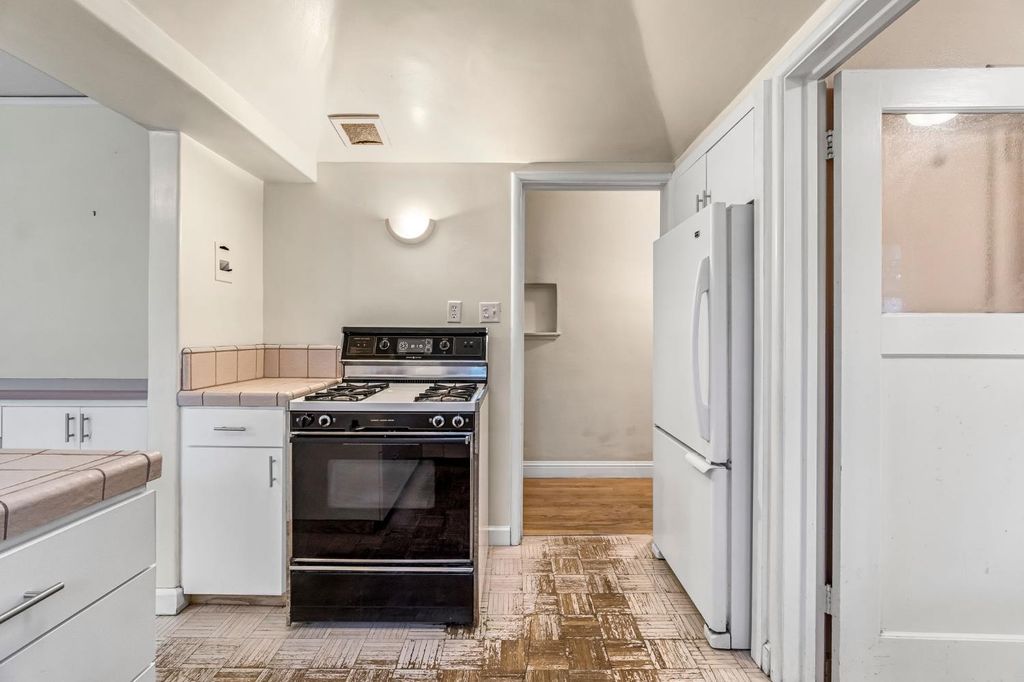 Image 12 of property listing at 215 E Clinton Ave, Fresno, CA 93704