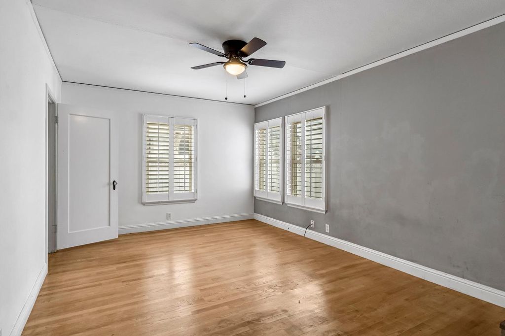 Image 14 of property listing at 215 E Clinton Ave, Fresno, CA 93704