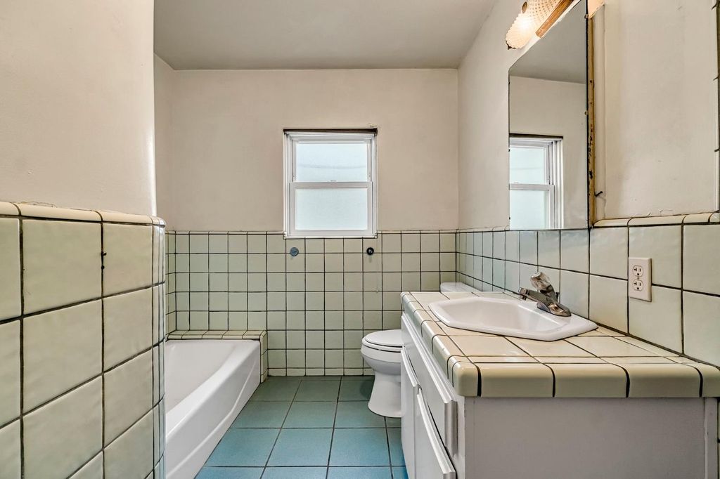 Image 16 of property listing at 215 E Clinton Ave, Fresno, CA 93704