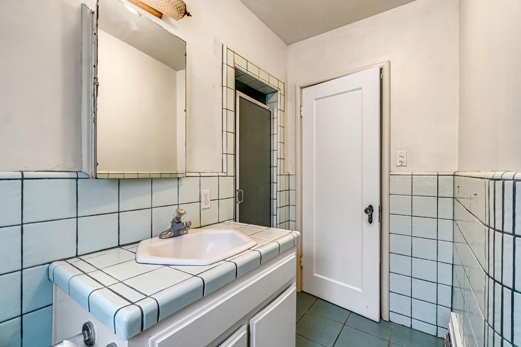 Image 17 of property listing at 215 E Clinton Ave, Fresno, CA 93704