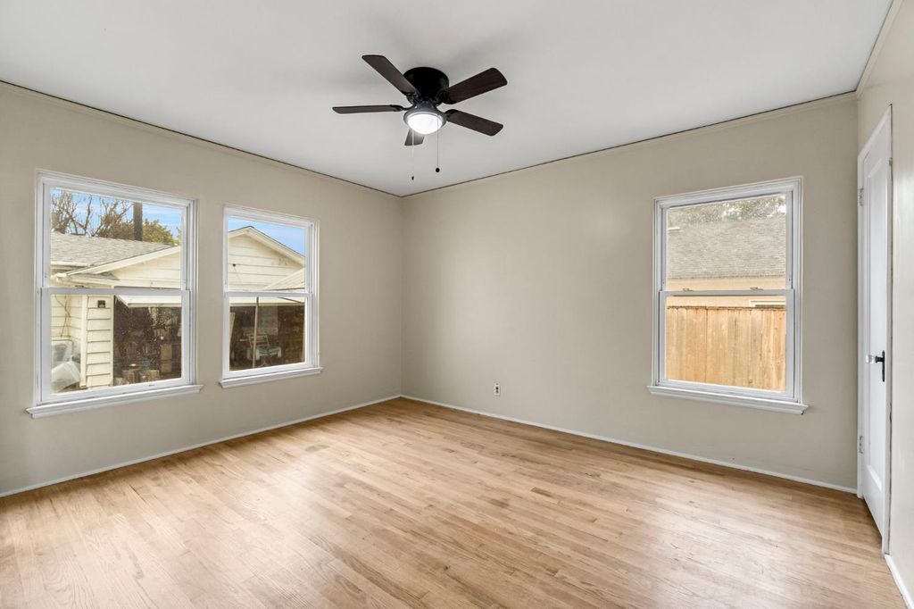 Image 18 of property listing at 215 E Clinton Ave, Fresno, CA 93704