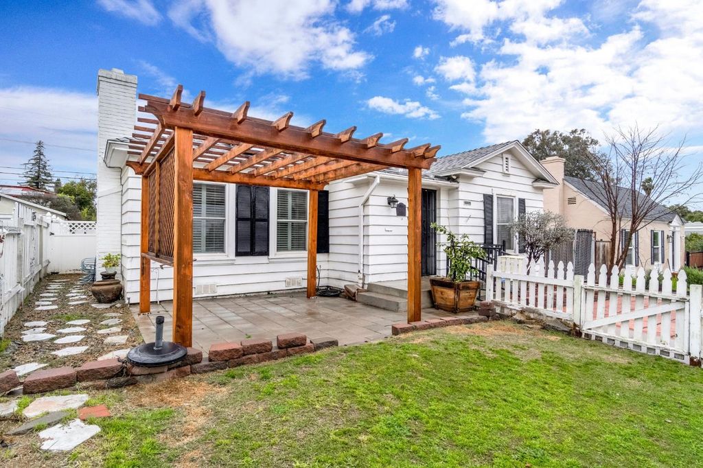 Image 2 of property listing at 215 E Clinton Ave, Fresno, CA 93704