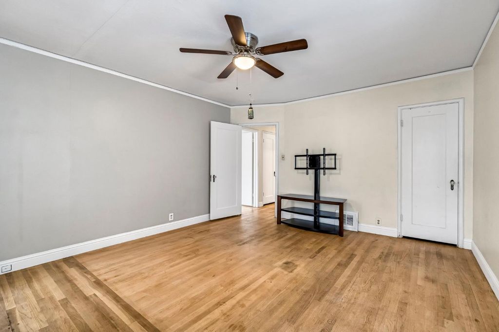 Image 22 of property listing at 215 E Clinton Ave, Fresno, CA 93704