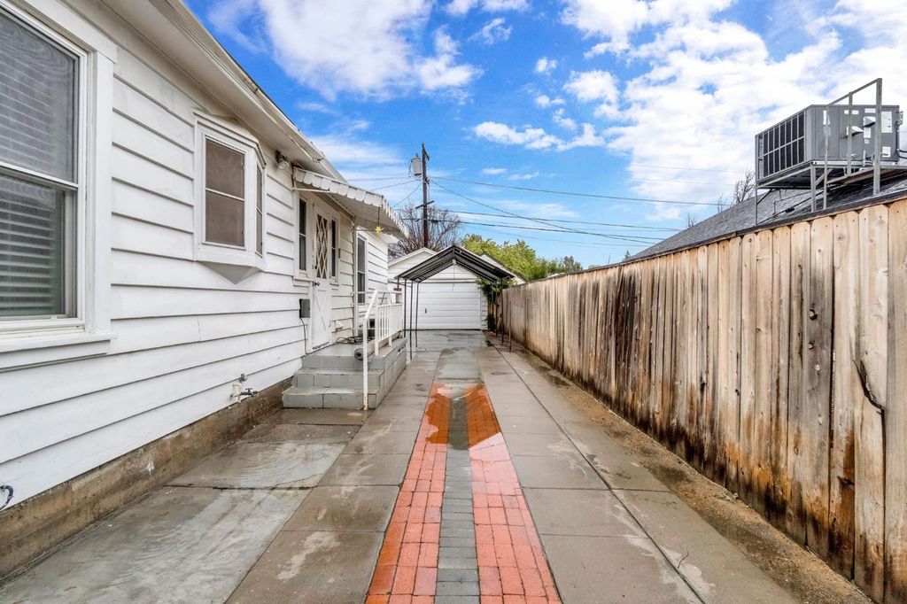 Image 26 of property listing at 215 E Clinton Ave, Fresno, CA 93704