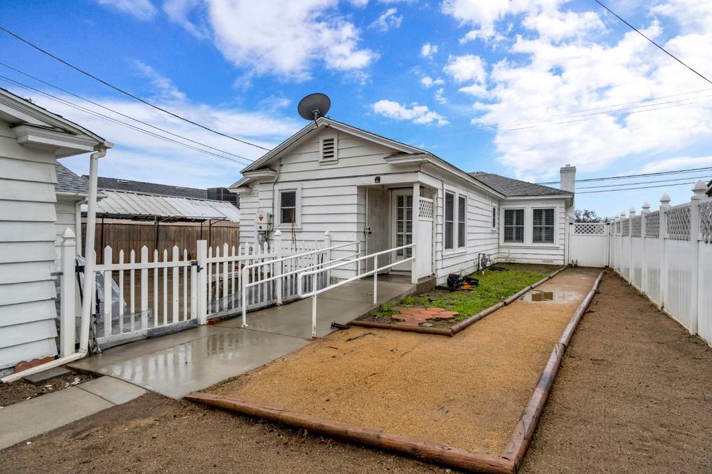 Image 27 of property listing at 215 E Clinton Ave, Fresno, CA 93704