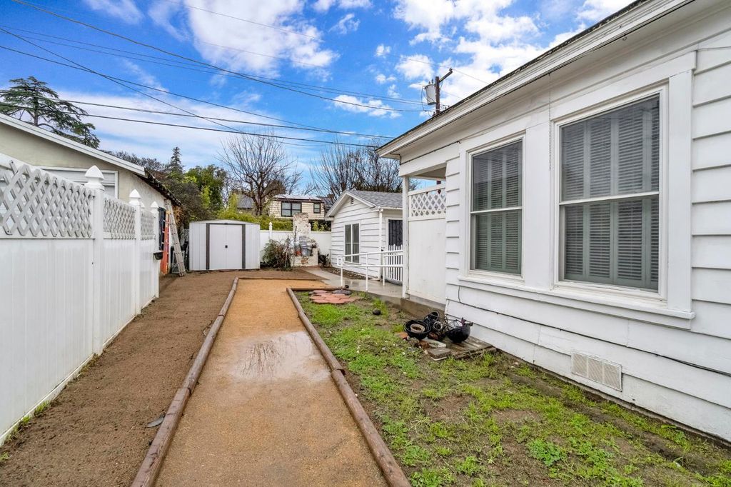 Image 28 of property listing at 215 E Clinton Ave, Fresno, CA 93704