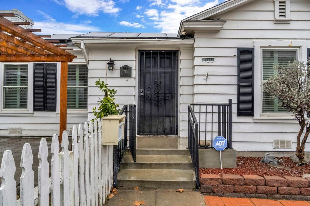 Image 3 of property listing at 215 E Clinton Ave, Fresno, CA 93704