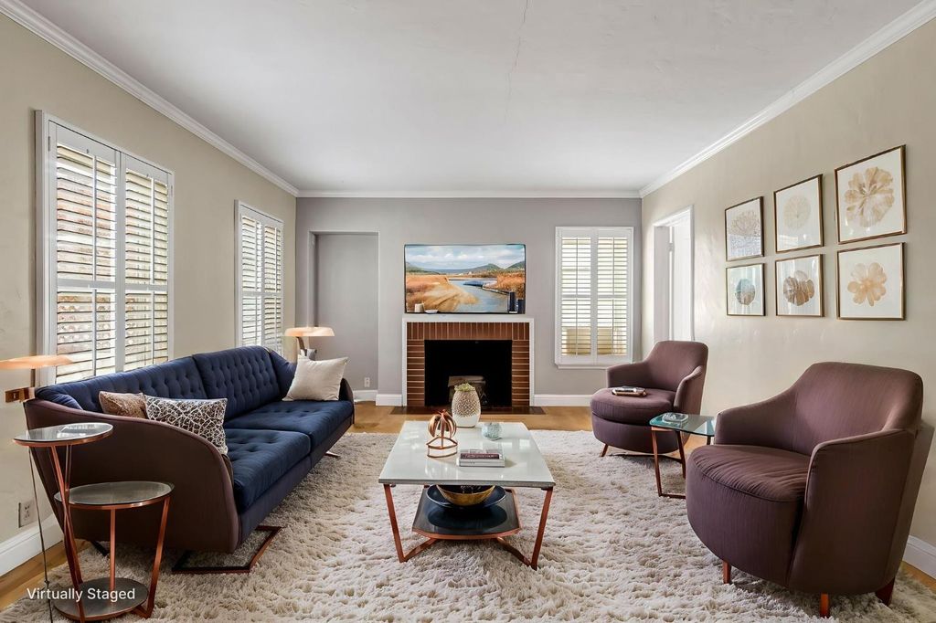 Image 5 of property listing at 215 E Clinton Ave, Fresno, CA 93704