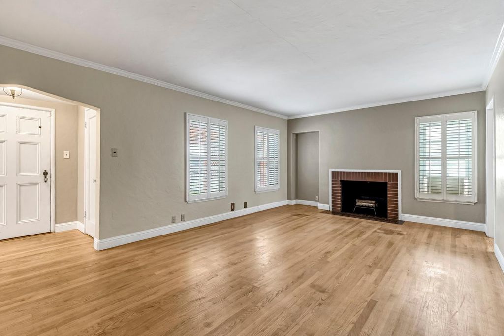 Image 6 of property listing at 215 E Clinton Ave, Fresno, CA 93704