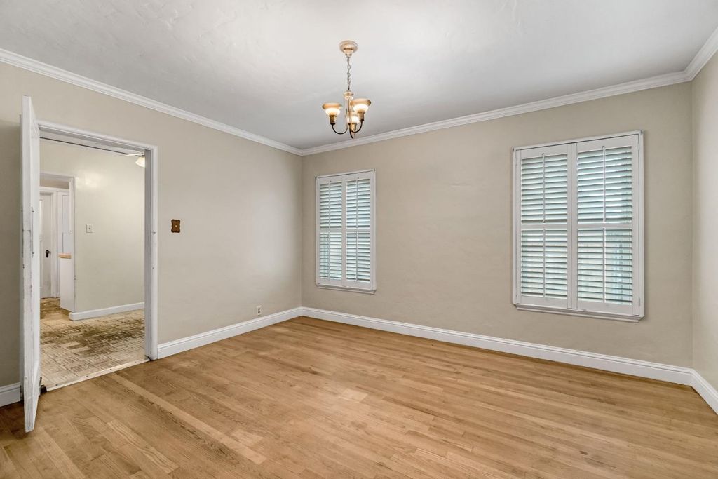 Image 8 of property listing at 215 E Clinton Ave, Fresno, CA 93704