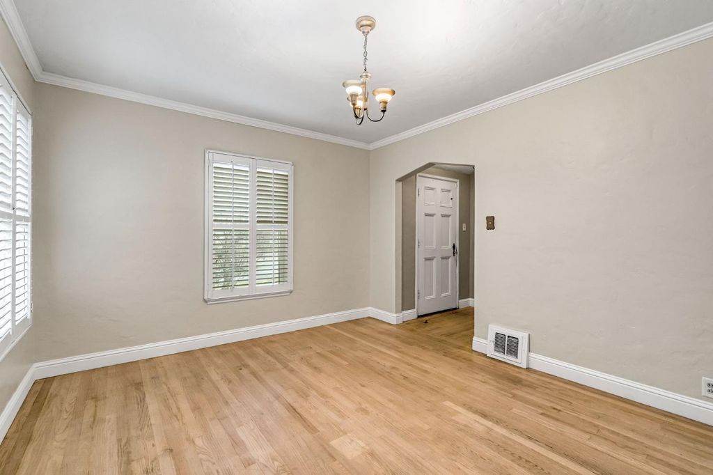 Image 9 of property listing at 215 E Clinton Ave, Fresno, CA 93704