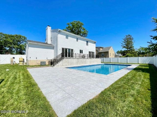 7 Berger Avenue, Oakhurst, NJ 07755