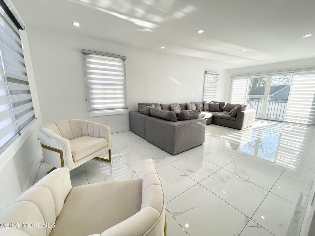 7 Berger Avenue, Oakhurst, NJ 07755