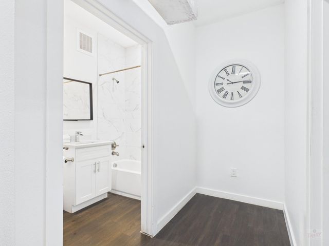 1010 W 26th ST 310, Austin, TX 78705