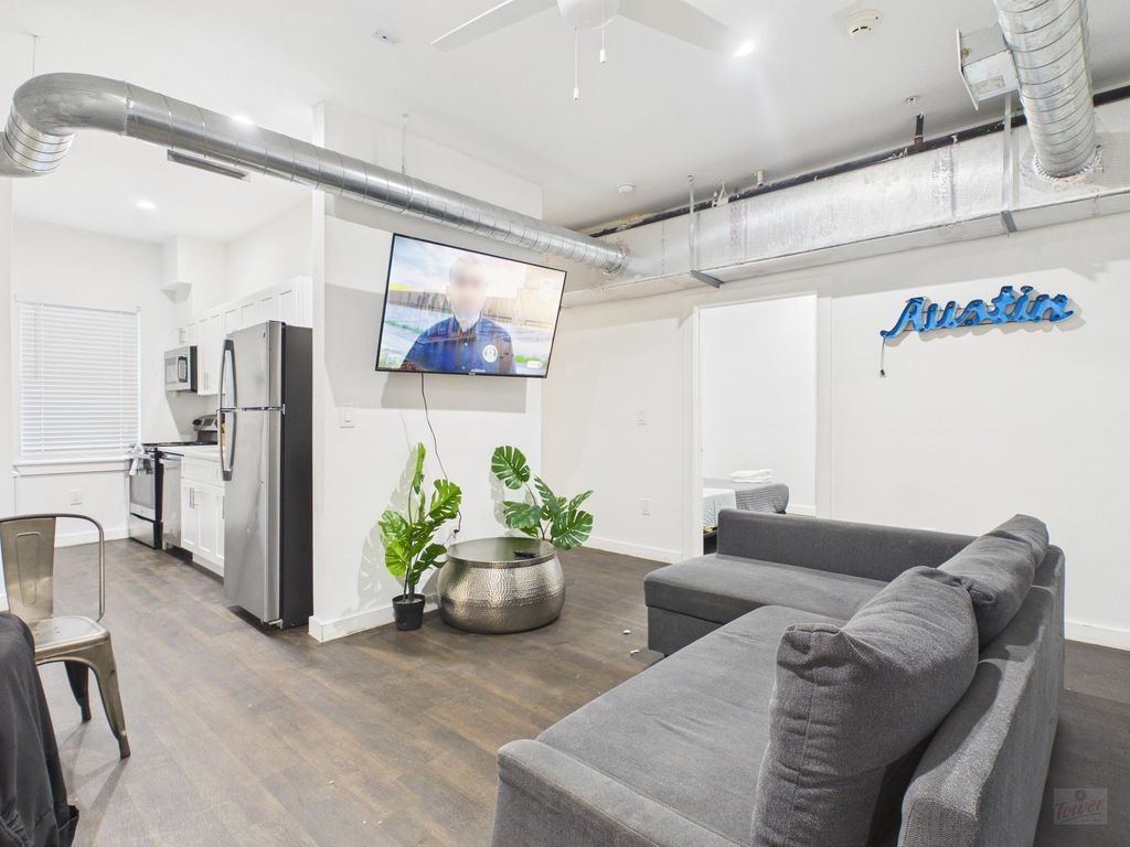 1010 W 26th ST 310, Austin, TX 78705