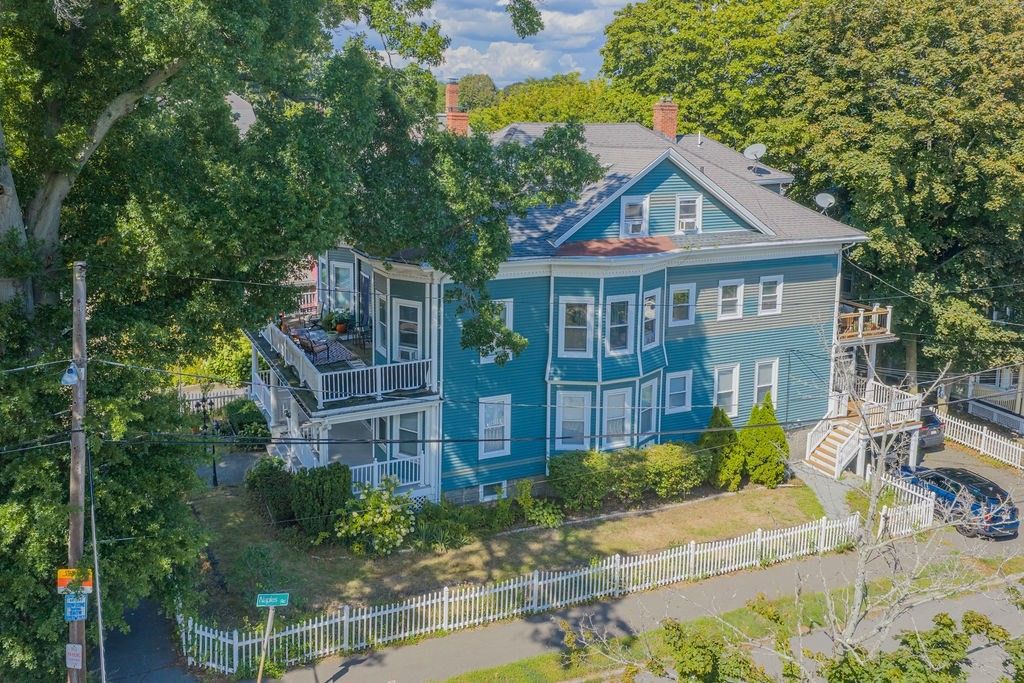375 Lafayette St 1, Salem, MA 01970