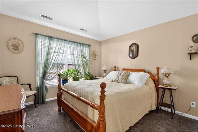 6400 Rivers End Dr, Louisville, KY 40258