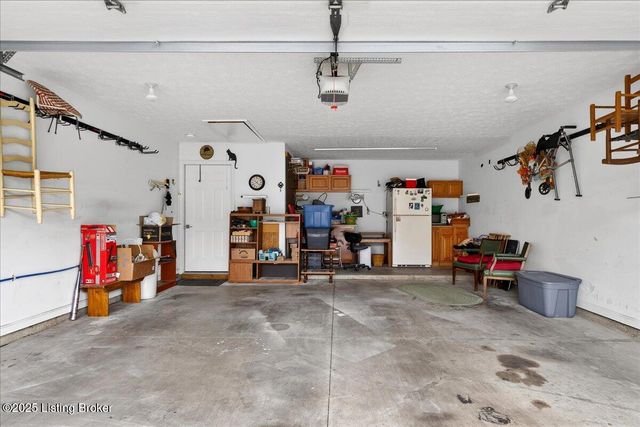 6400 Rivers End Dr, Louisville, KY 40258